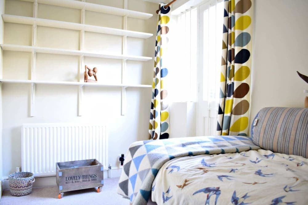 Charming 2 Bedroom Home 3 Near Arsenal Station