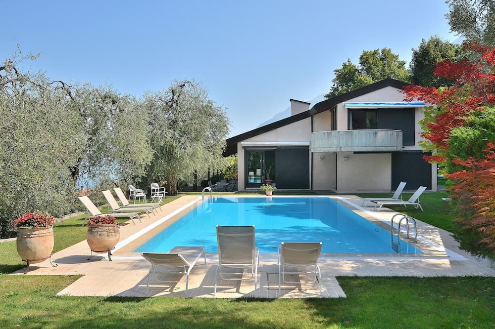 Villa Dismero With Pool