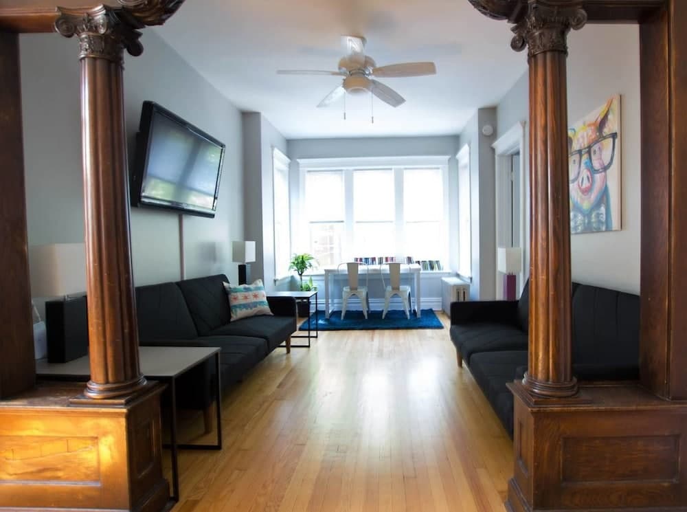 Classic Lincoln Park Charmer - 3bdr Steps to Train