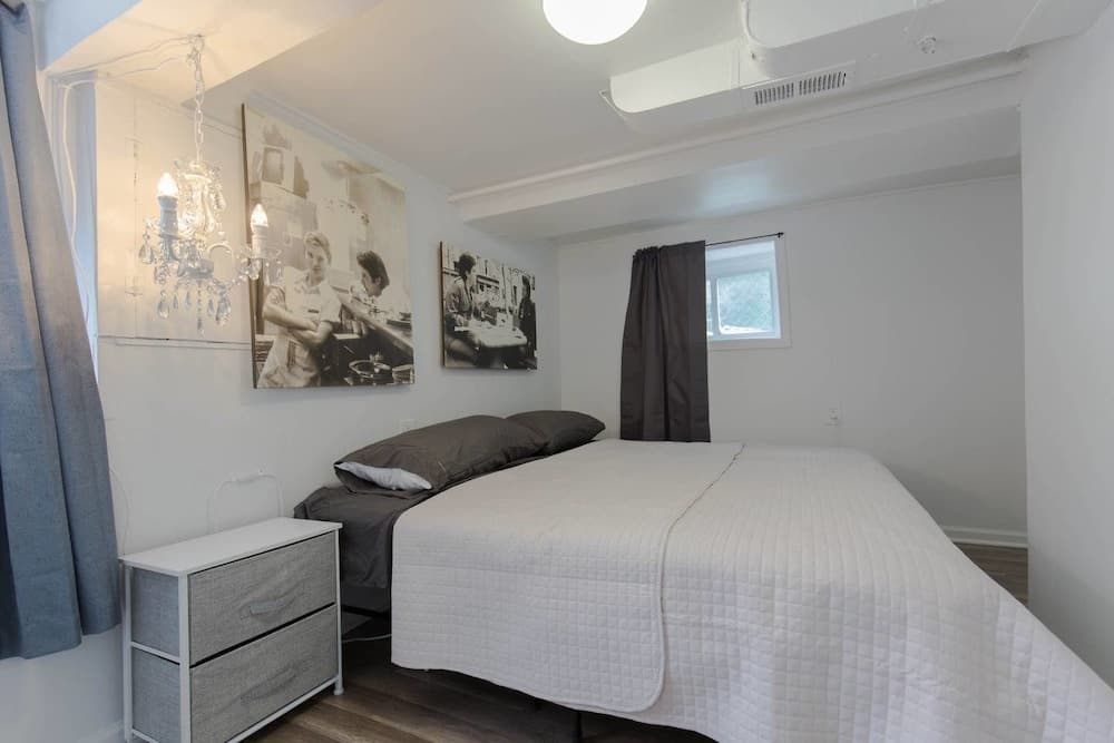 Cozy 1 BDR in Heart of Logan Square & Near Train