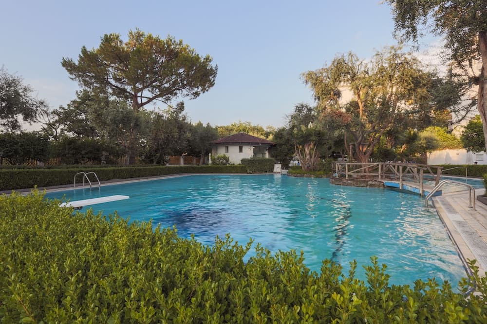 Modern Apartment with Terrace, Swimming Pool&Tennis