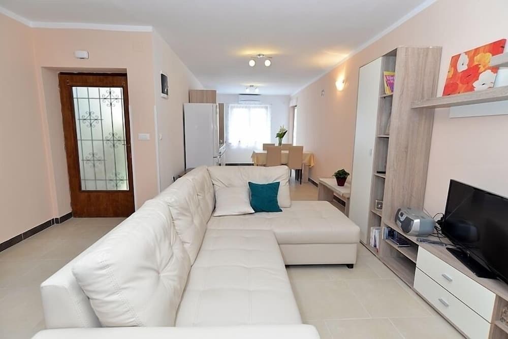 Apartment 640