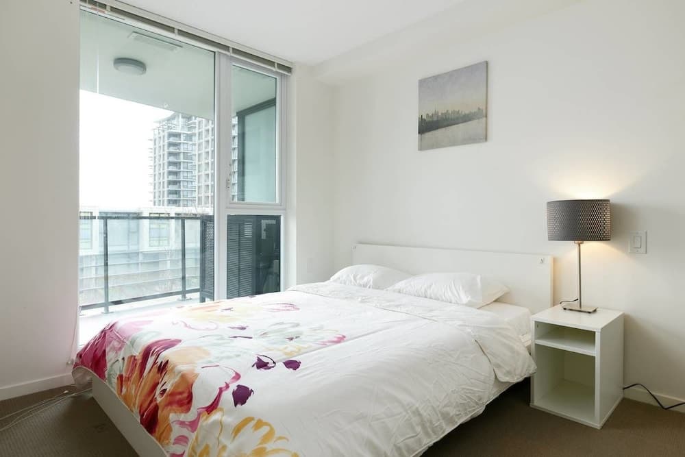 Convenient 2bdr 2BA Richmond Centre Condominium