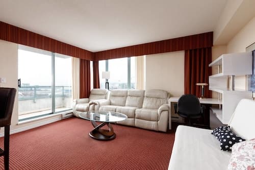 Airport Beautiful View 1 BDR Penthouse