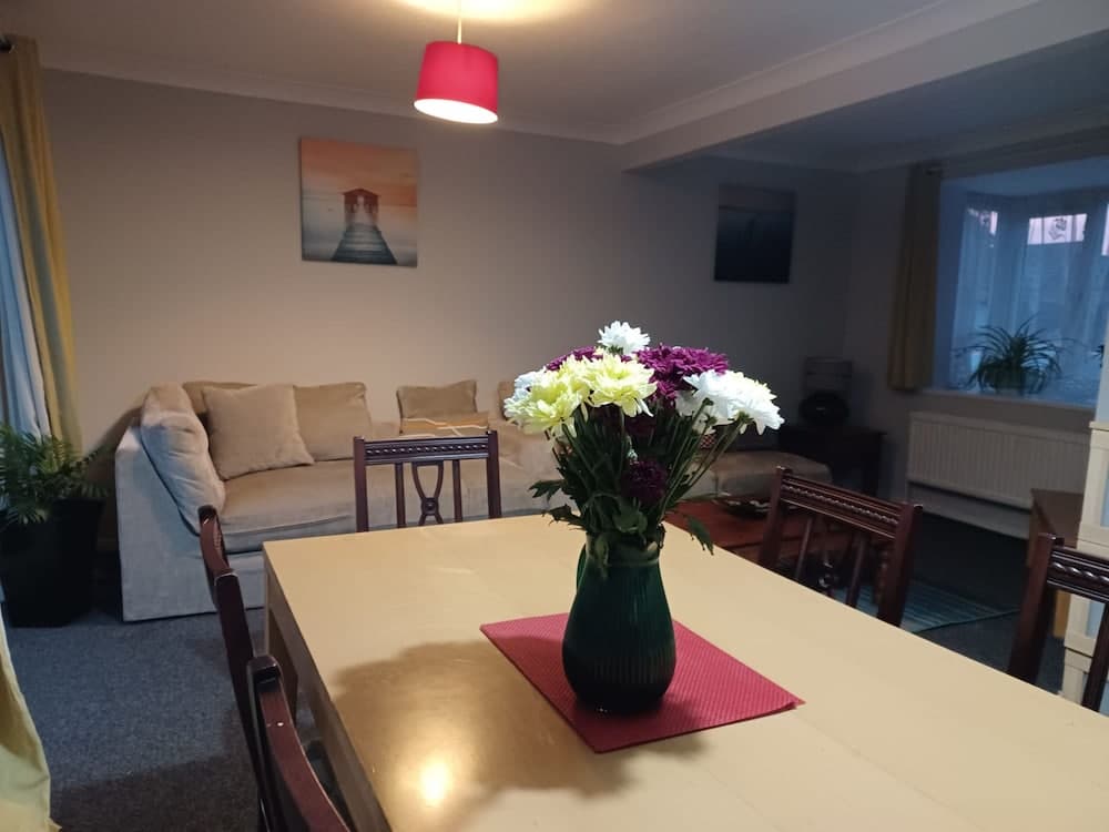 Huku Kwetu - Fieldfare Green