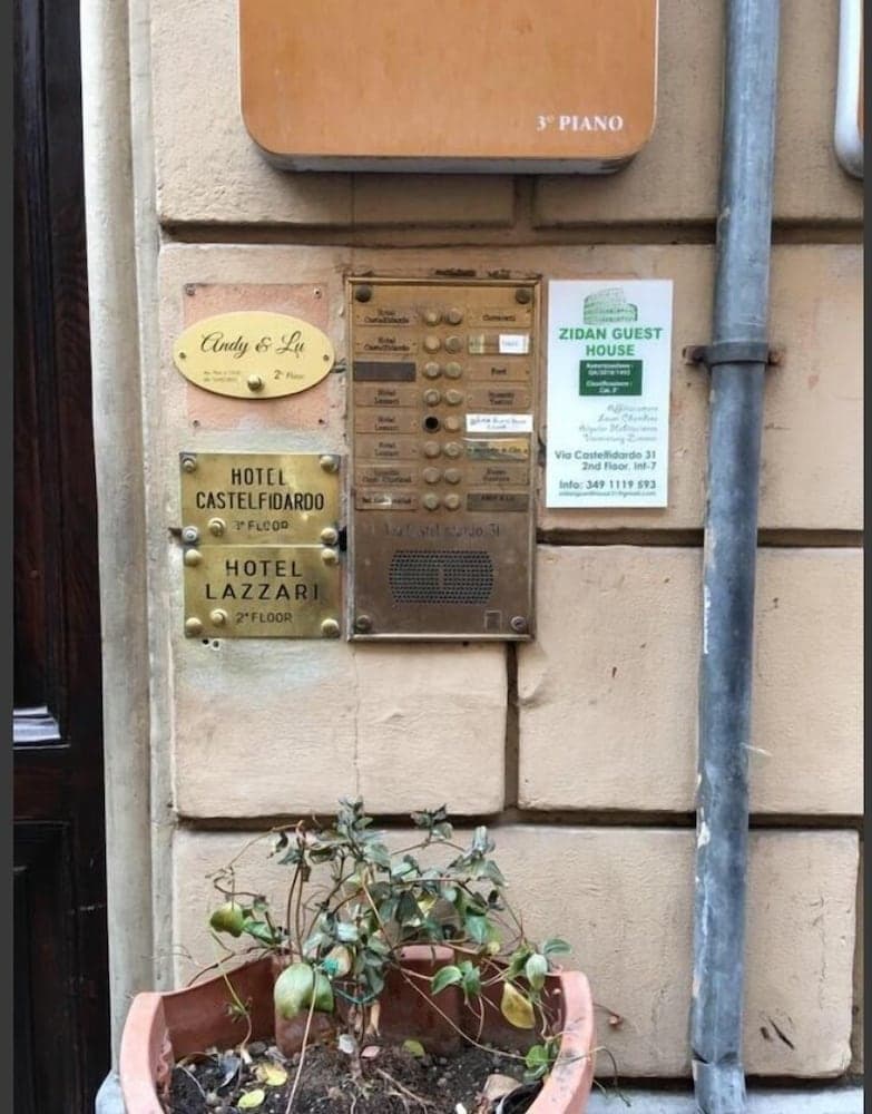 Konaklama yerinin ön cephesi