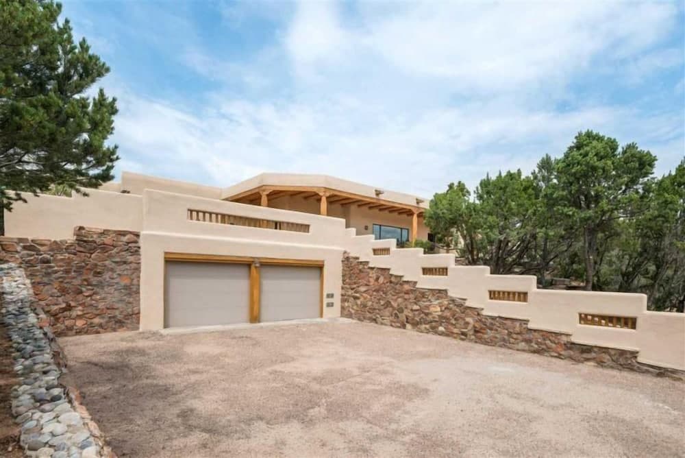 Cielo Lindo - Secluded Southwestern Retreat Within Minutes of Downtown