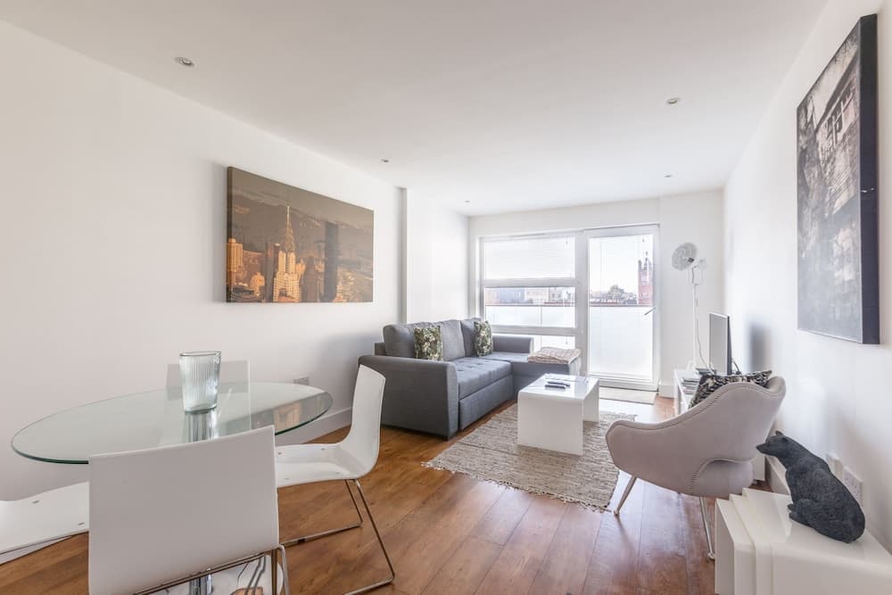 Luxury 2-bed Flat, Parking and Close to the Tube
