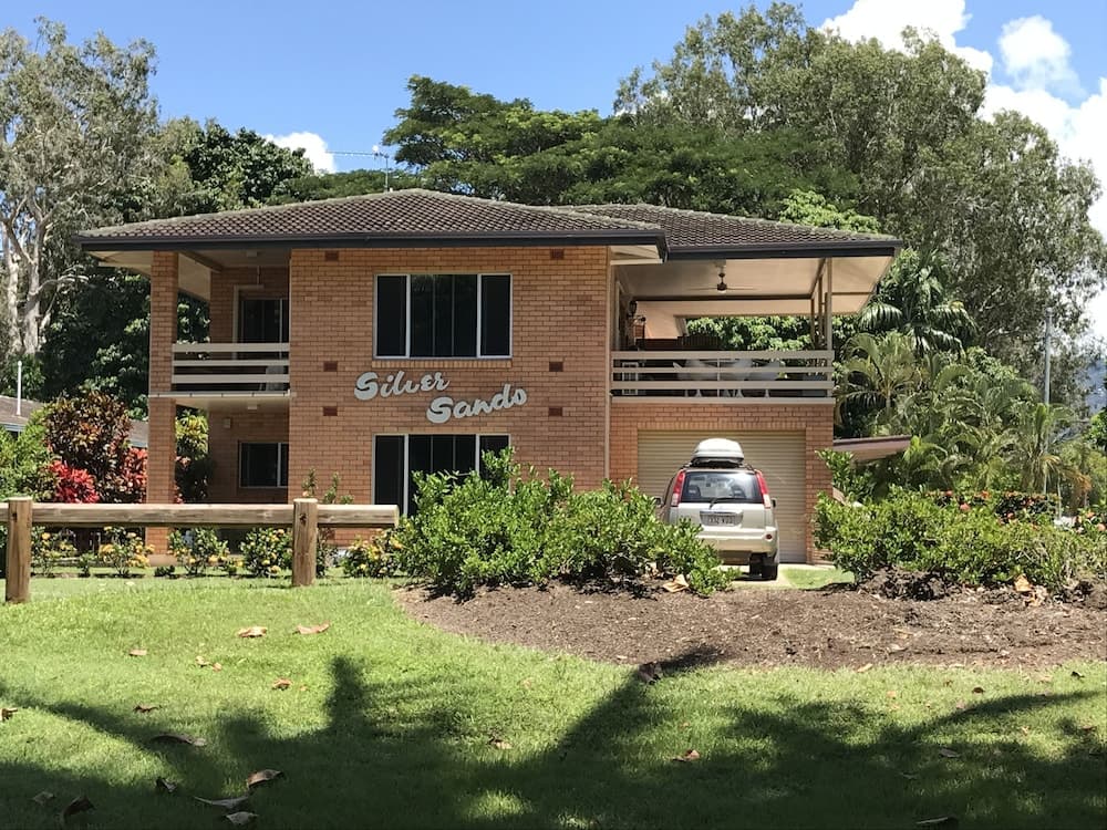 Silver Sands - A Unique Retro Beauty