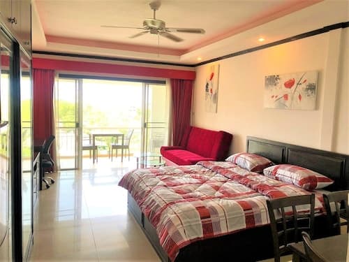 Top Floor Spacious Studio