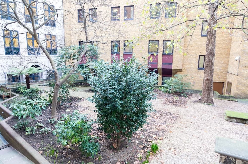 Modern 2 bed flat in historic building