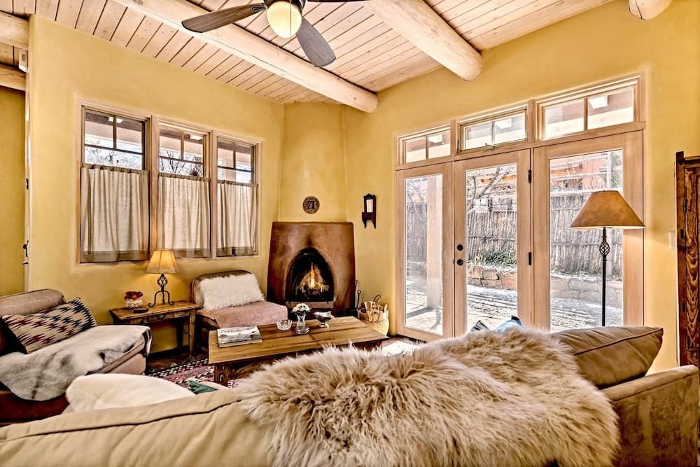 Antonia - Stylish Retreat, Blocks From Galleries and Restaurants of Canyon Rd. and The Plaza