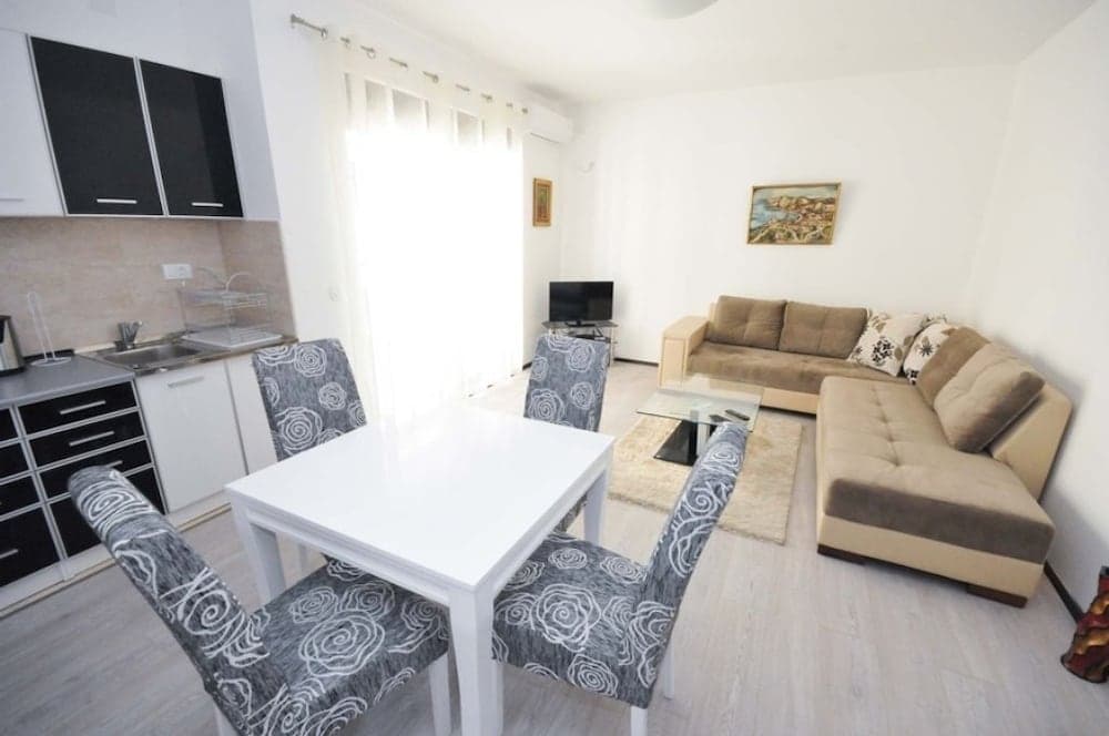 One Bedroom Apartment Centar C9
