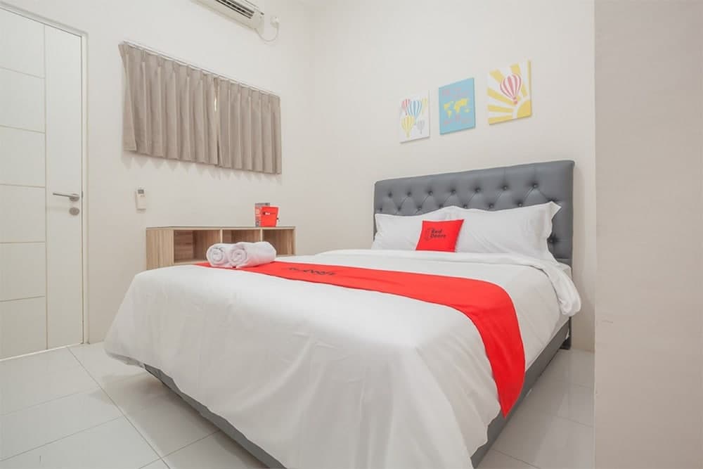 RedDoorz near Ciputra Golf Surabaya