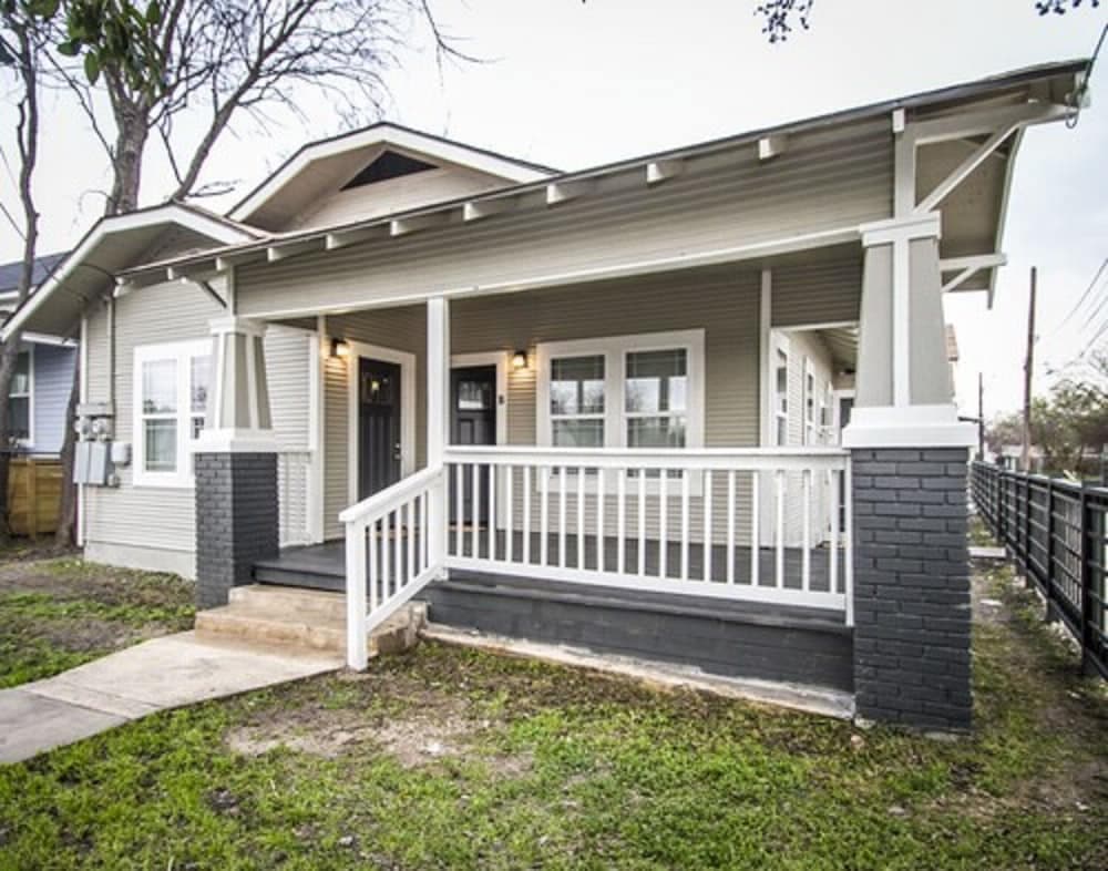 Renovated 2BR Near Downtown SA