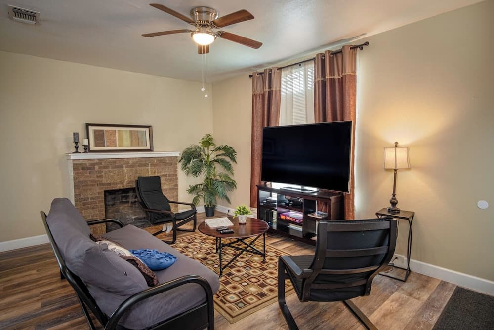 Large 3br/2ba Family Home W/patio Near Downtown!
