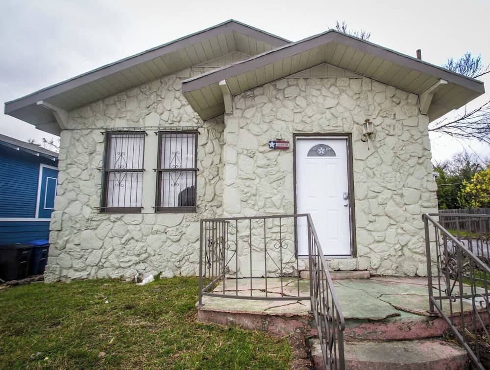 Cozy 2br/1ba Near Downtown Sleeps 8