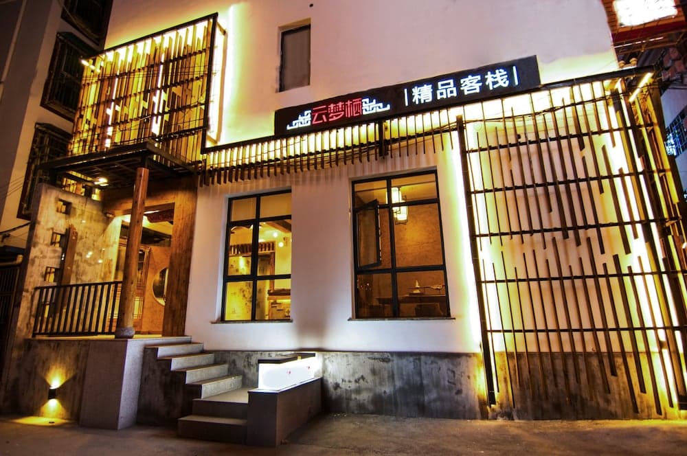 Konaklama yerinin ön cephesi - akşam/gece