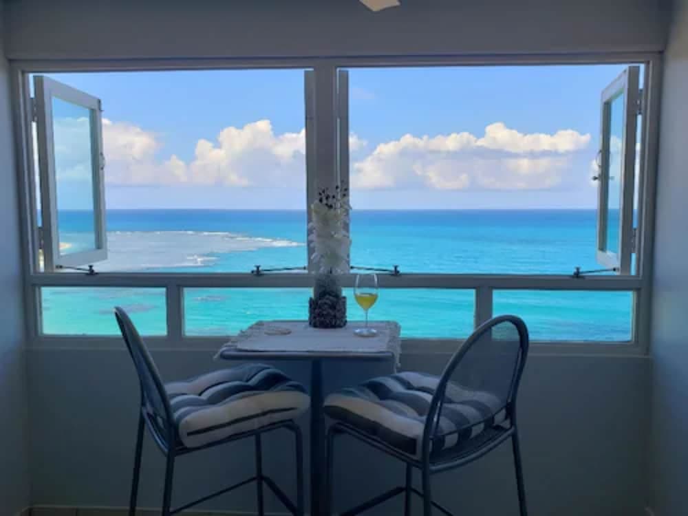 Breezy Beachfront apt. View of Paradise
