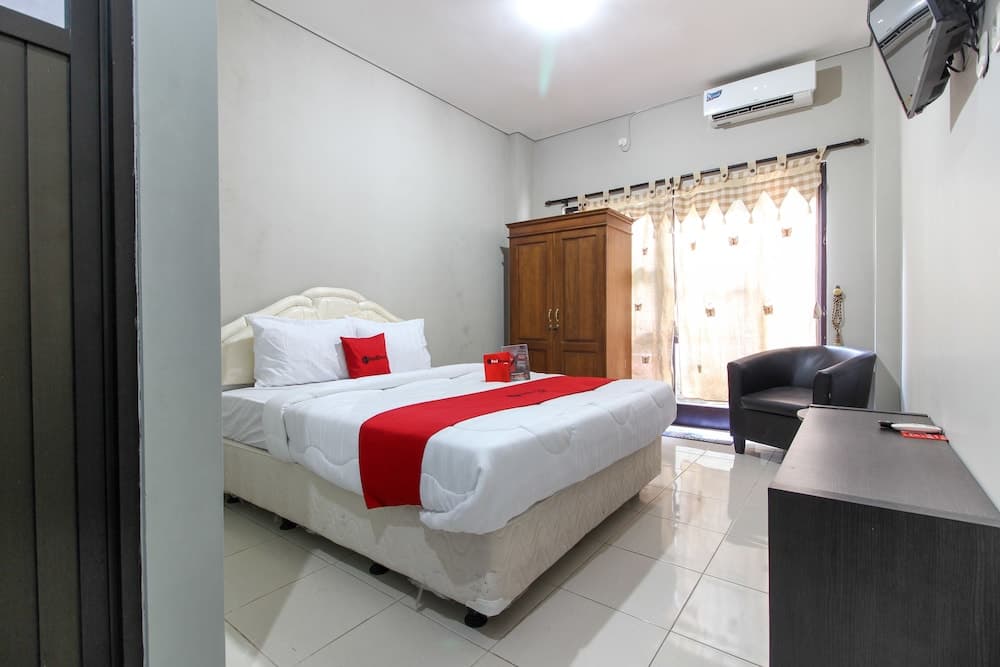 RedDoorz near Solo Balapan Station 2