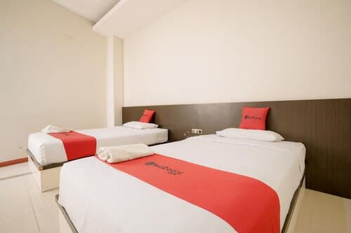 RedDoorz near Pantai Pede