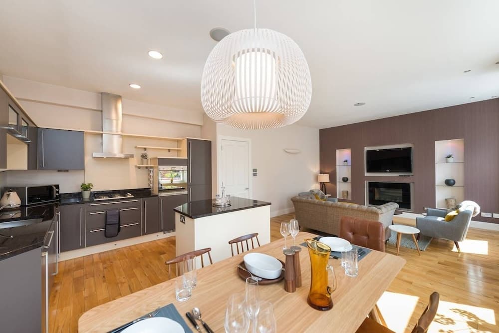 JOIVY 5-star Luxurious George Street Apartment