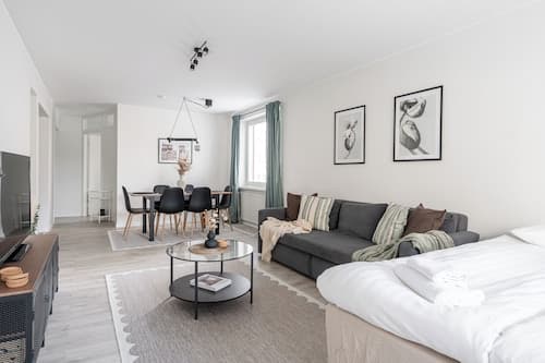 Spacious Downtown Apt with Balcony that Hosts 10