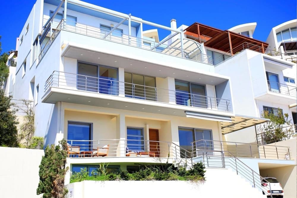 Seafront home 4' walk to private beach