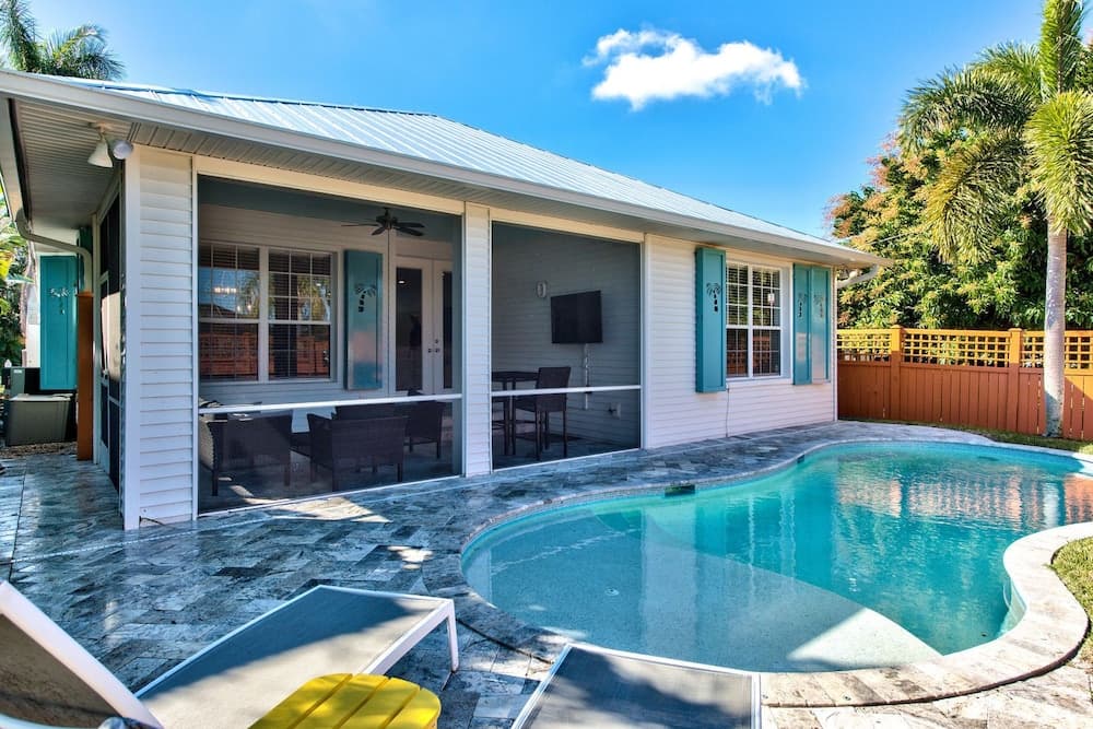 Sardinia Vacation Rental: Delightful Coastal Home near Vanderbilt Beach. Relax in a Private Pool and Spacious 4-BR Retreat with Modern Amenities. Ideal for Families. Minutes from Mercato and Local Attractions