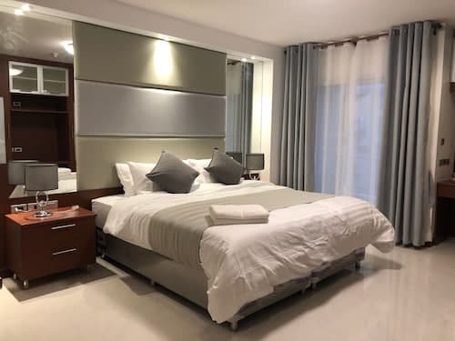 JJ Suites - Your Home on 11