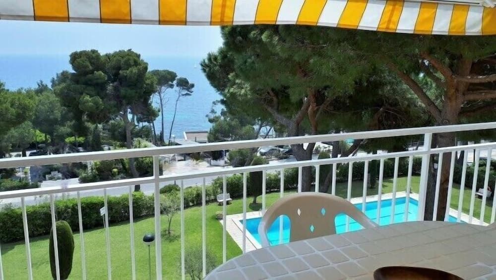 Apartamento con vistas al mar y piscina en la cala “Cap Roig”