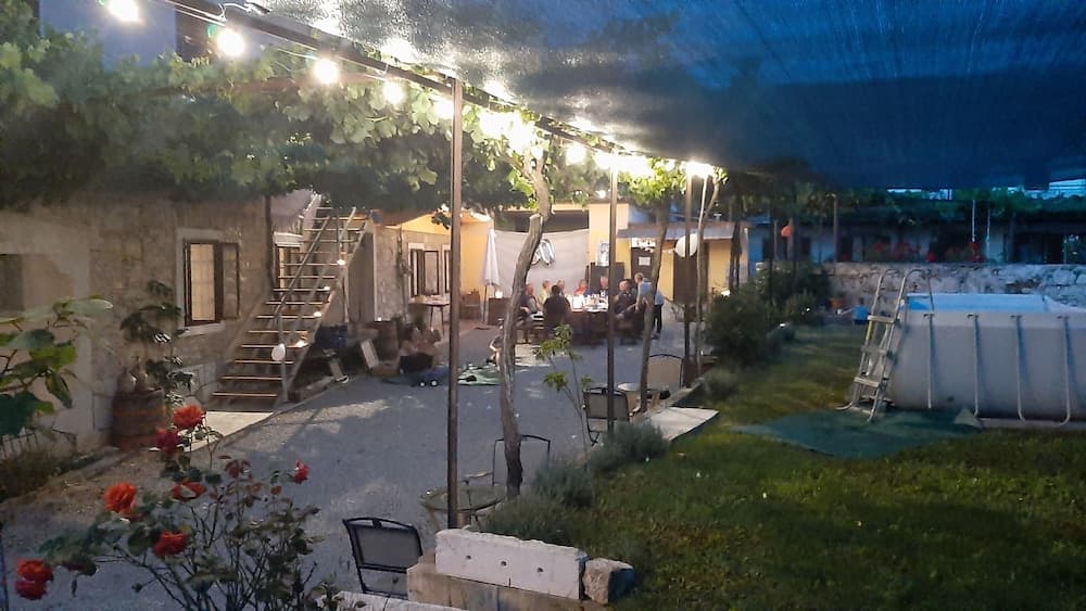 Açık havada yemek servisi