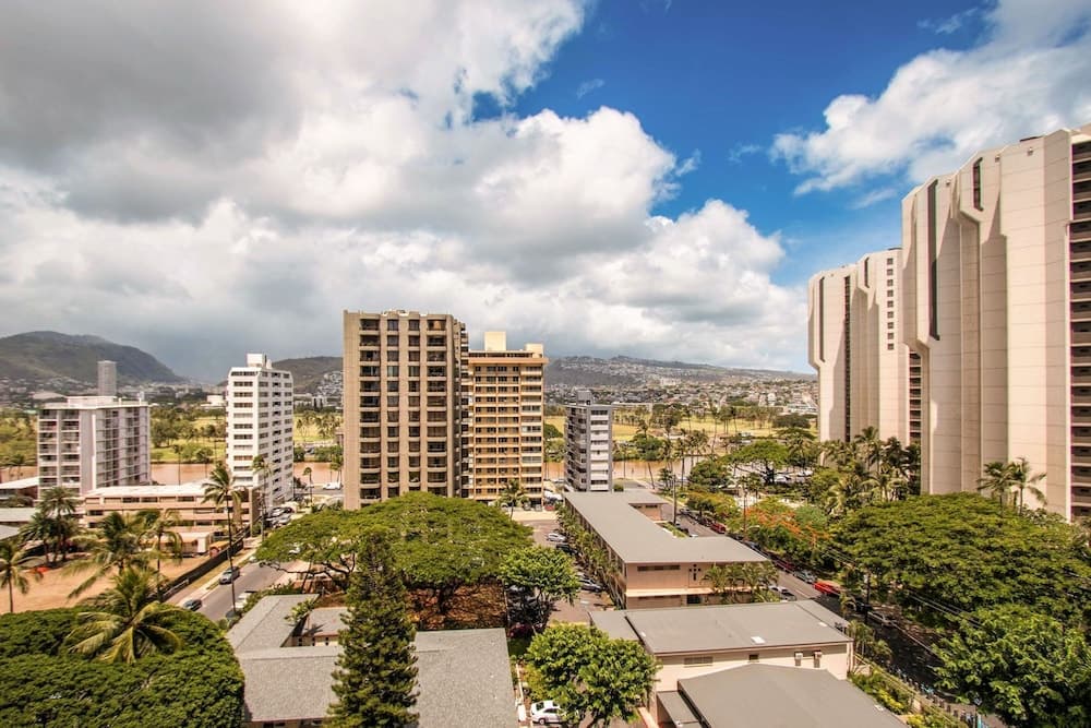 Waikiki Banyan - Moutnain View Tower 2 Suite 1205