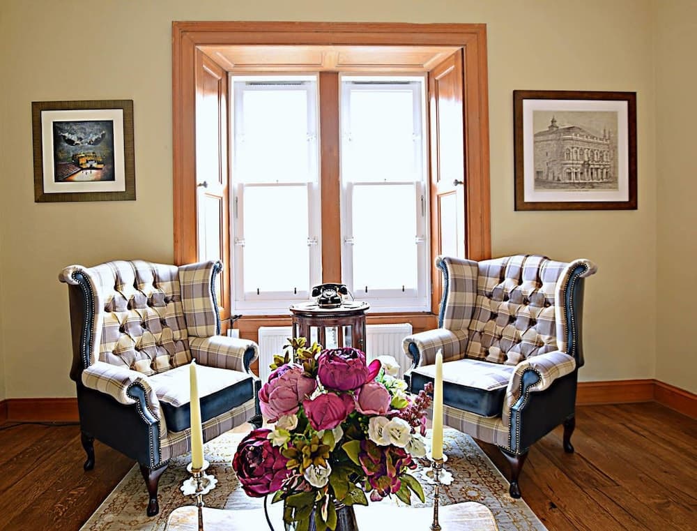 JOIVY Gorgeous Two Bedroom Apartment With Castle Views