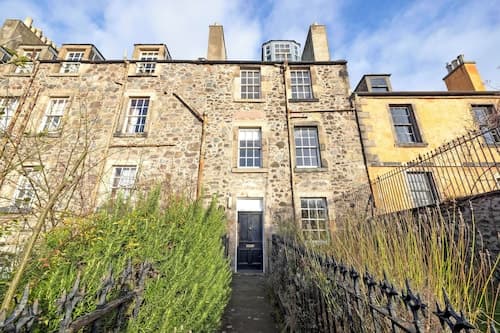 Beautiful apartment, private garden, Calton Hill