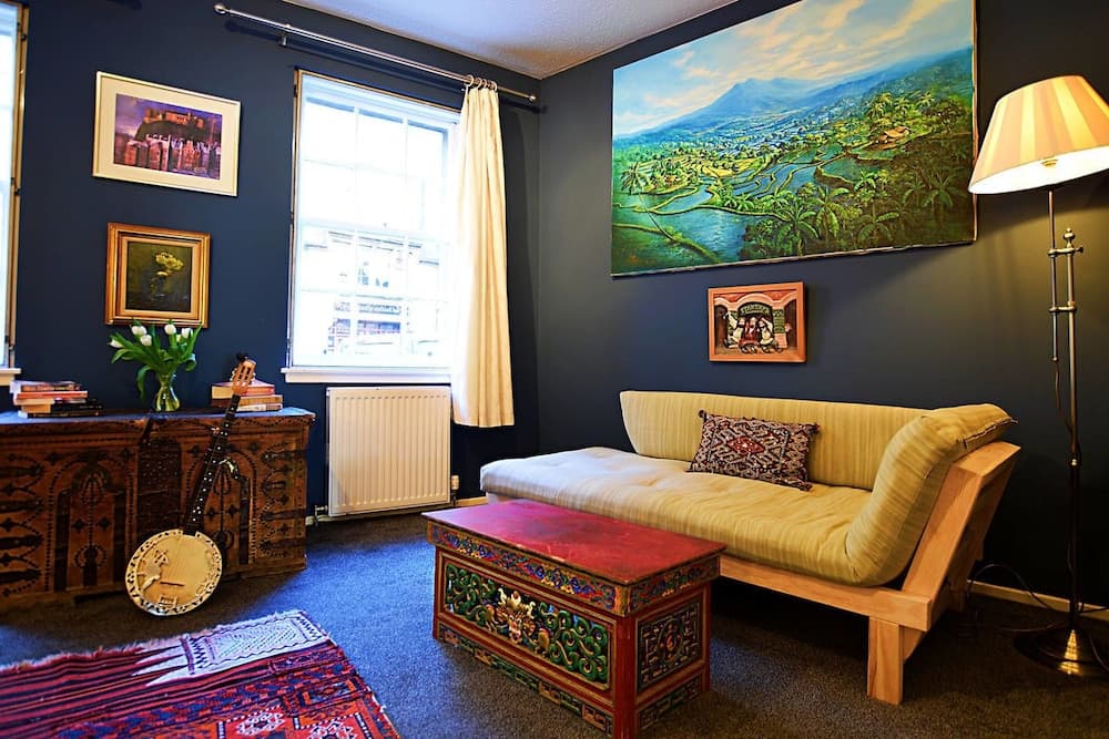 JOIVY Bohemian Writers Retreat in Heart of The Old Town