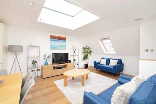 JOIVY Quiet Mews Street Apartment in the Heart of Edinburgh