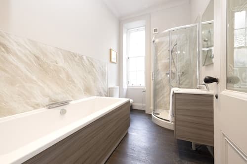 JOIVY Iconic Cockburn Street 4 Bedroom Apartment: Heart of Old Town
