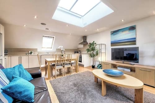JOIVY Quiet Mews Street Apartment in the Heart of Edinburgh