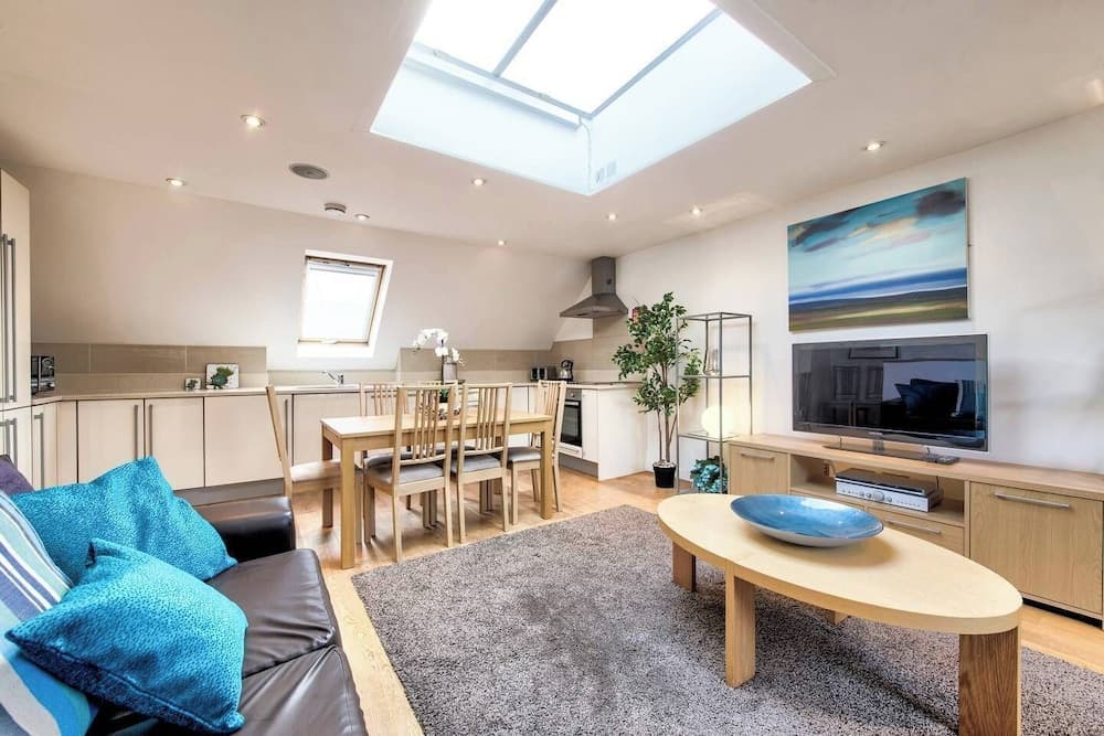 JOIVY Quiet Mews Street Apartment in the Heart of Edinburgh