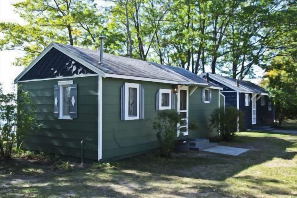 #1 - Cedar Village 2 Bedroom Cabin by RedAwning