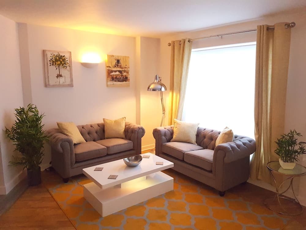 Spacious Bright and Modern Living