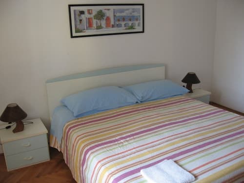 Six Person Apartment With 2 Bedrooms Near the Beach in Pjescana Uvala