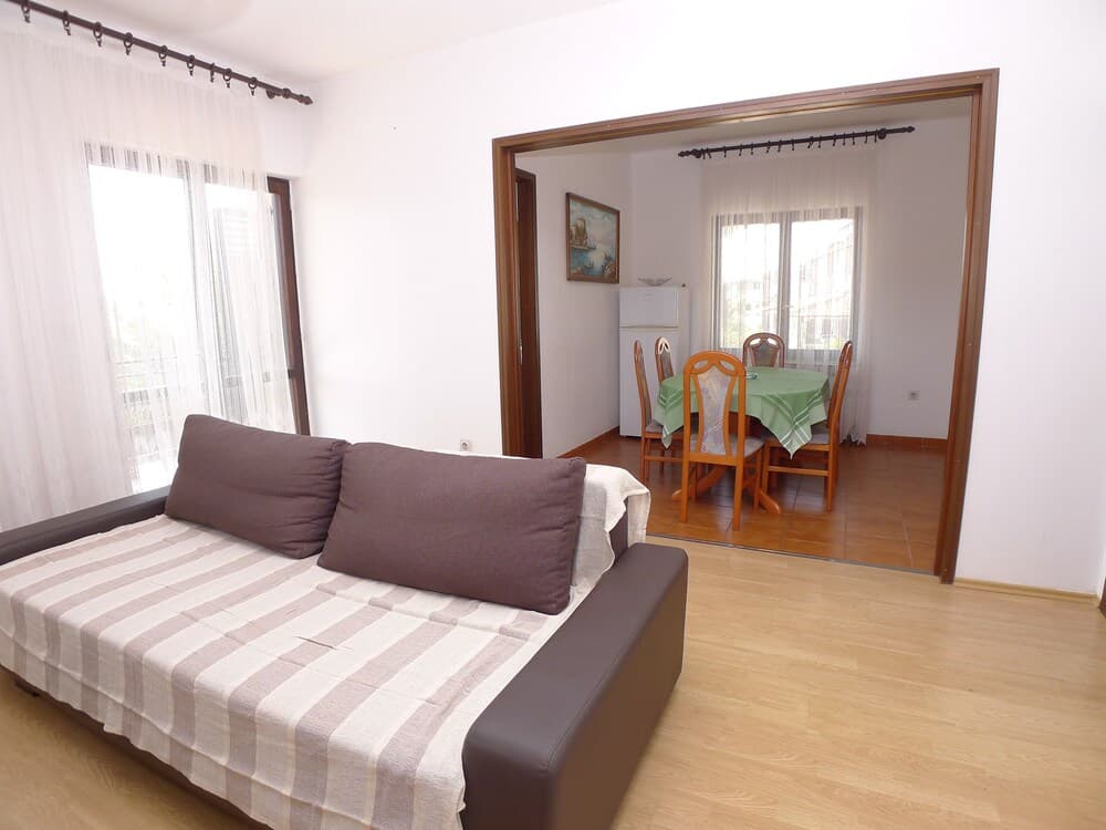 8 Person 3 Bed Apartment With Pool Near the Beach