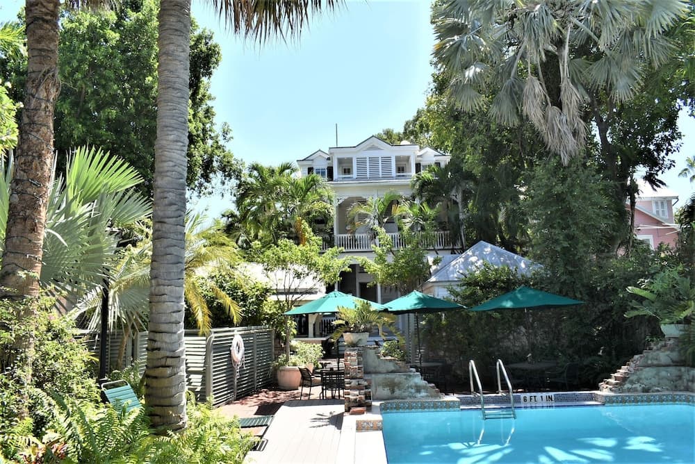 Simonton Court Historic Inn & Cottages