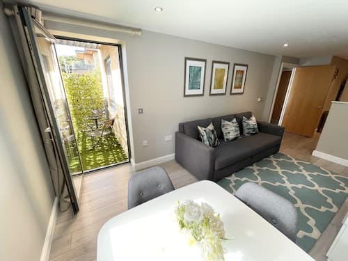 The Wesley Luxury City Apartment