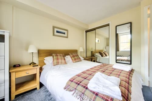 Grassmarket Apartment with Castle View