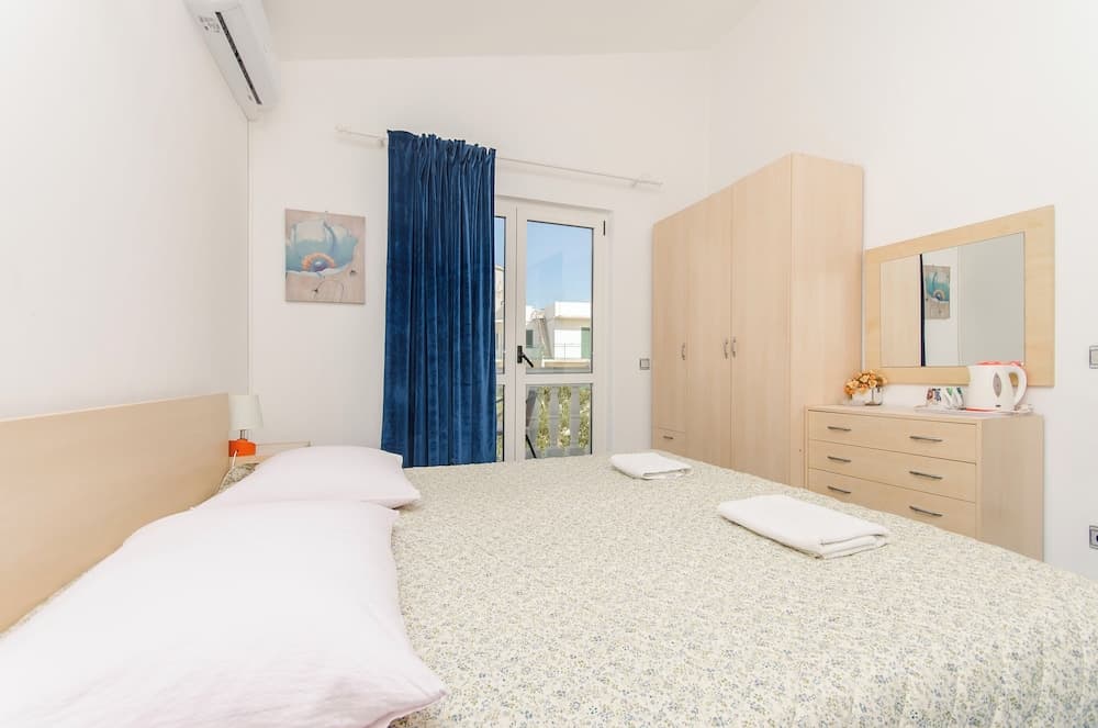 Apartment and Rooms Radojka