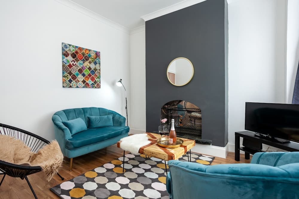 Cosy Home Near Station, Parking, Netflix, Sleeps 5