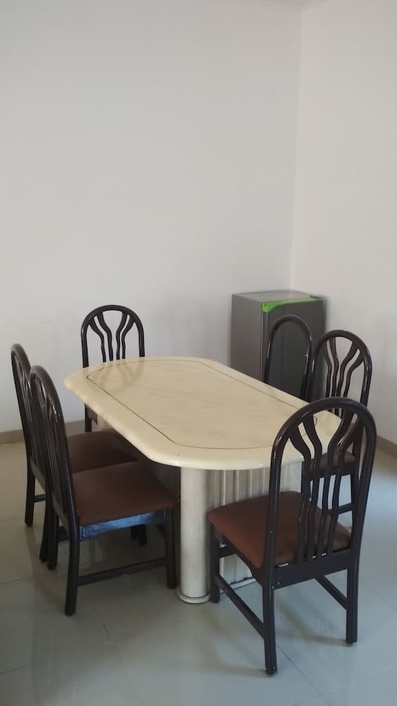 Odada yemek servisi